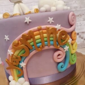torta in pasta di zucchero arcobaleno