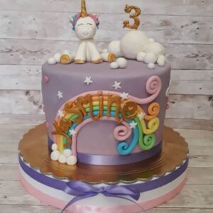 torta in pasta di zucchero arcobaleno e unicorno