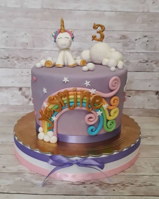 torta in pasta di zucchero arcobaleno e unicorno