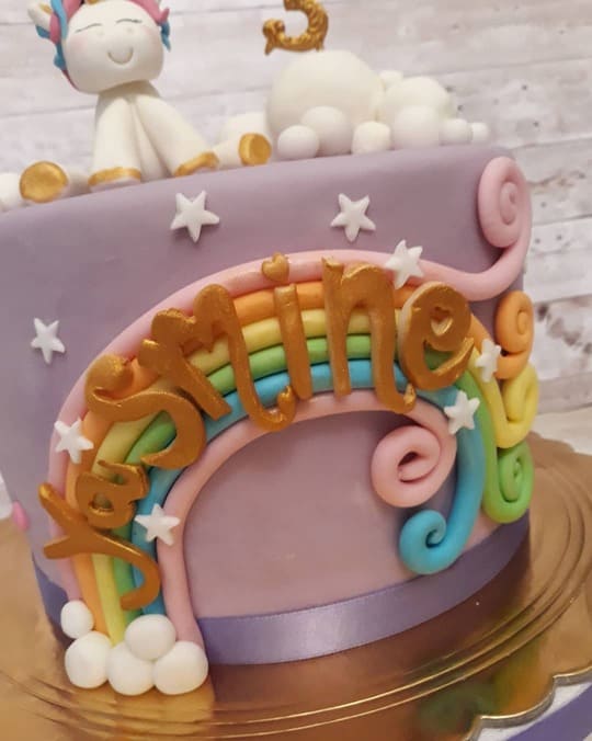 torta in pasta di zucchero arcobaleno