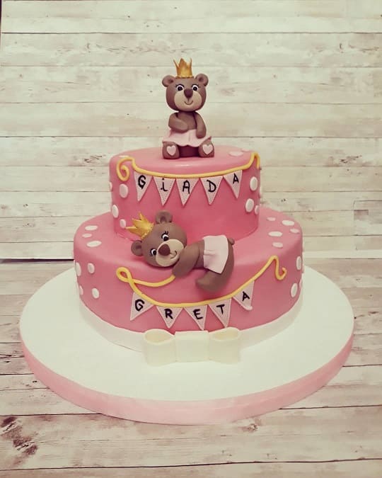 torta in pasta di zucchero per bambina