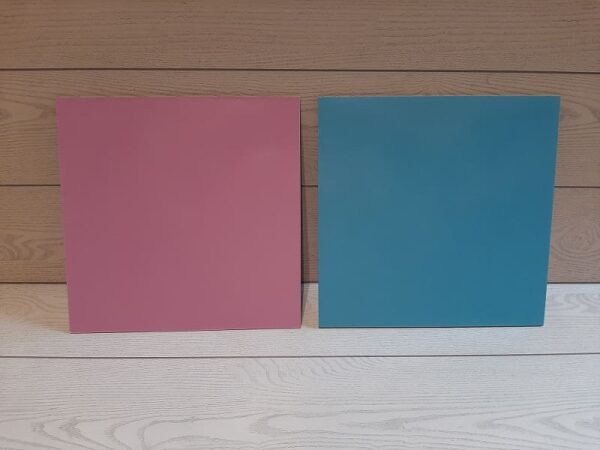 tavoletta colore rosa e azzurro per alimenti